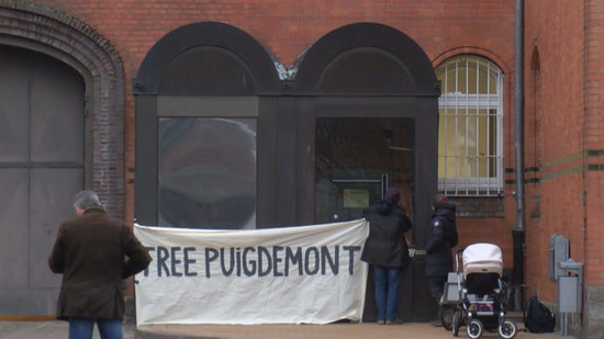 Protesters holding “Free Puigdemont” banner outside prison where he is beign held (by ACN)